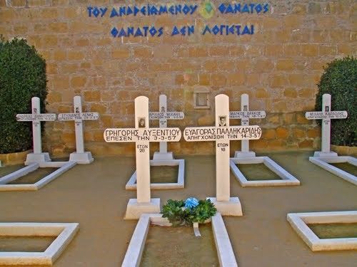 Τα Φυλακισμένα Μνήματα, χώρος χώρος ταφής δεκατριών αγωνιστών της Ε.Ο.Κ.Α., εννέα εκ των οποίων απαγχονίστηκαν από τους Βρετανούς για τη δράση τους,τρεις έπεσαν στο πεδίο της μάχης και ένας πέθανε σε στρατιωτικό νοσοκομείο, μετά τον τραυματισμό του σε μάχη.